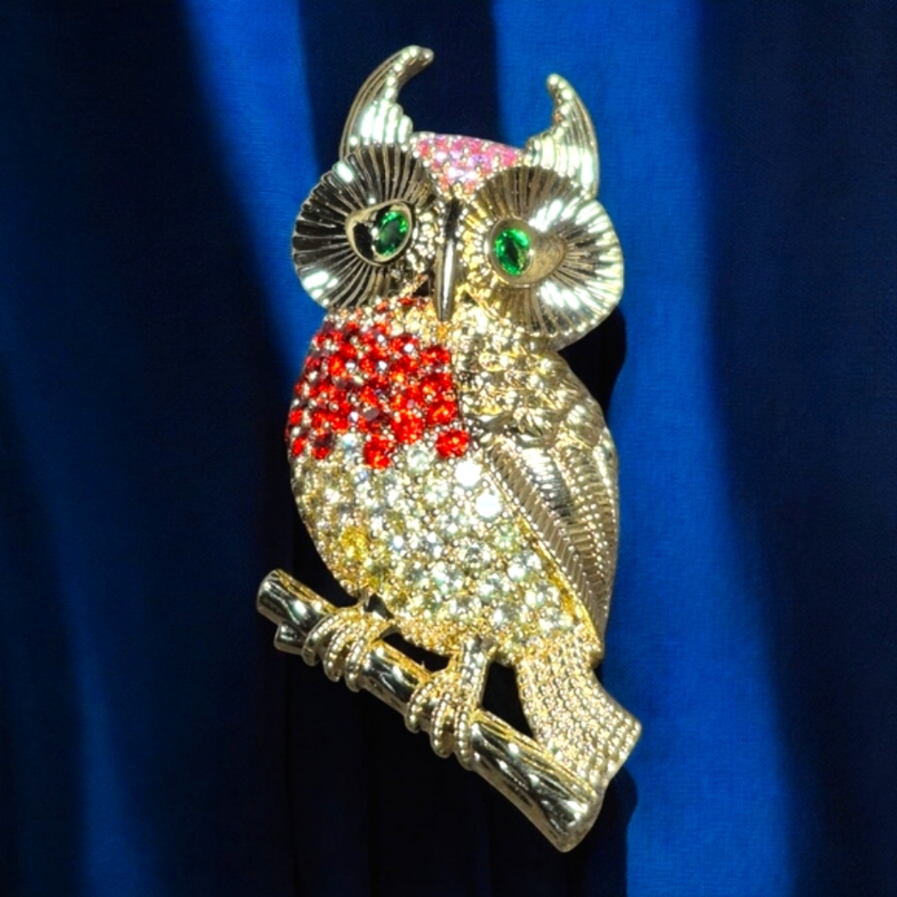 NWOT Chic Owl Gold Tone Rhinestone Brooch